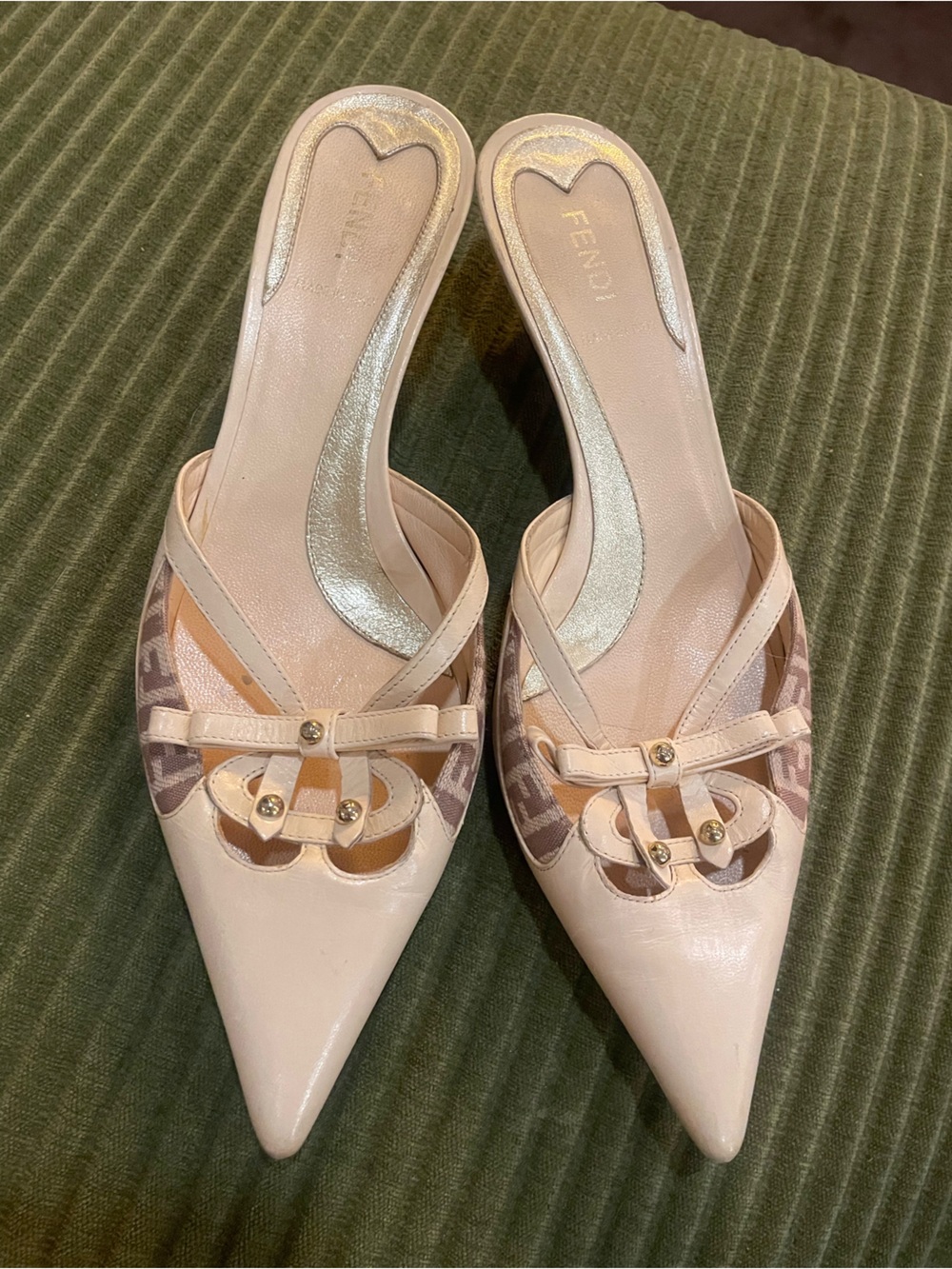Auth Fendi Ivory/Cream Leather & Brown Pointed-Toe Bow Detail Logo Slip-On Mules